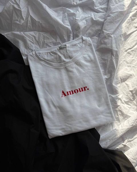 Жіноча футболка oversize з написом Amour с1529-322 фото